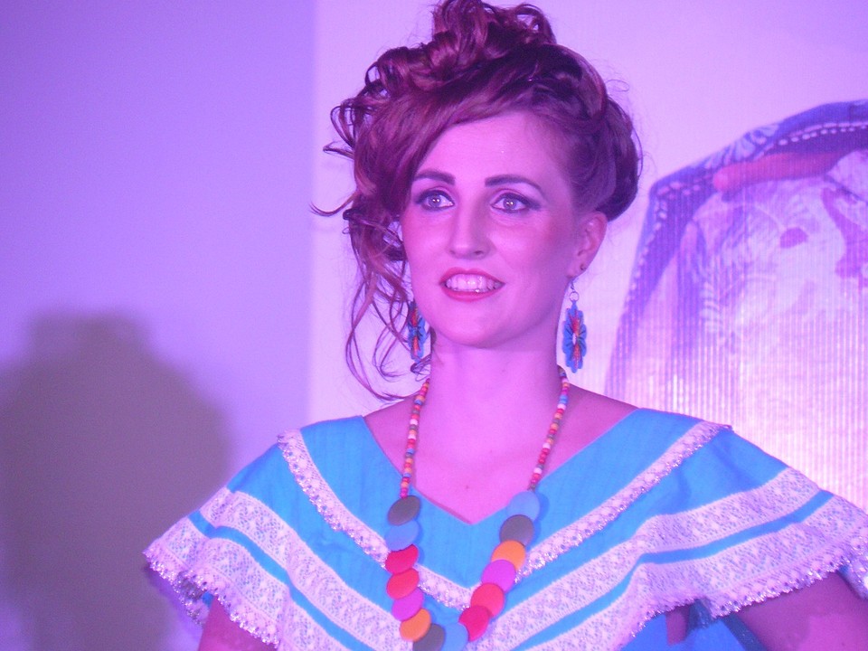 Lizzy, vrijwilliger uit Nederland, een ware mannequin
