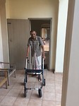 Francis  met de rollator