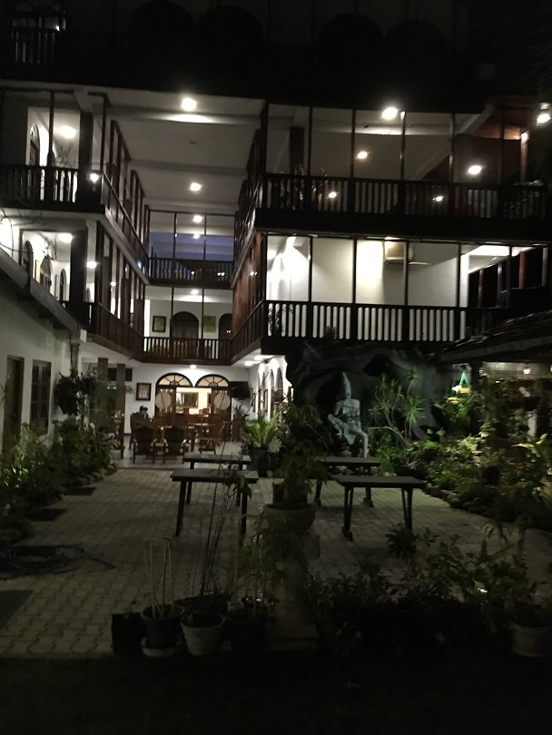Sunray hotel bij avond