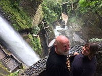 De waterval in Banos - Pailon del Diablo "La Isla".