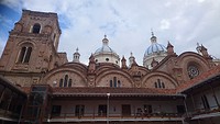De Nieuwe Kathedraal op het grote plein “Parque Calderón” - Cuenca.