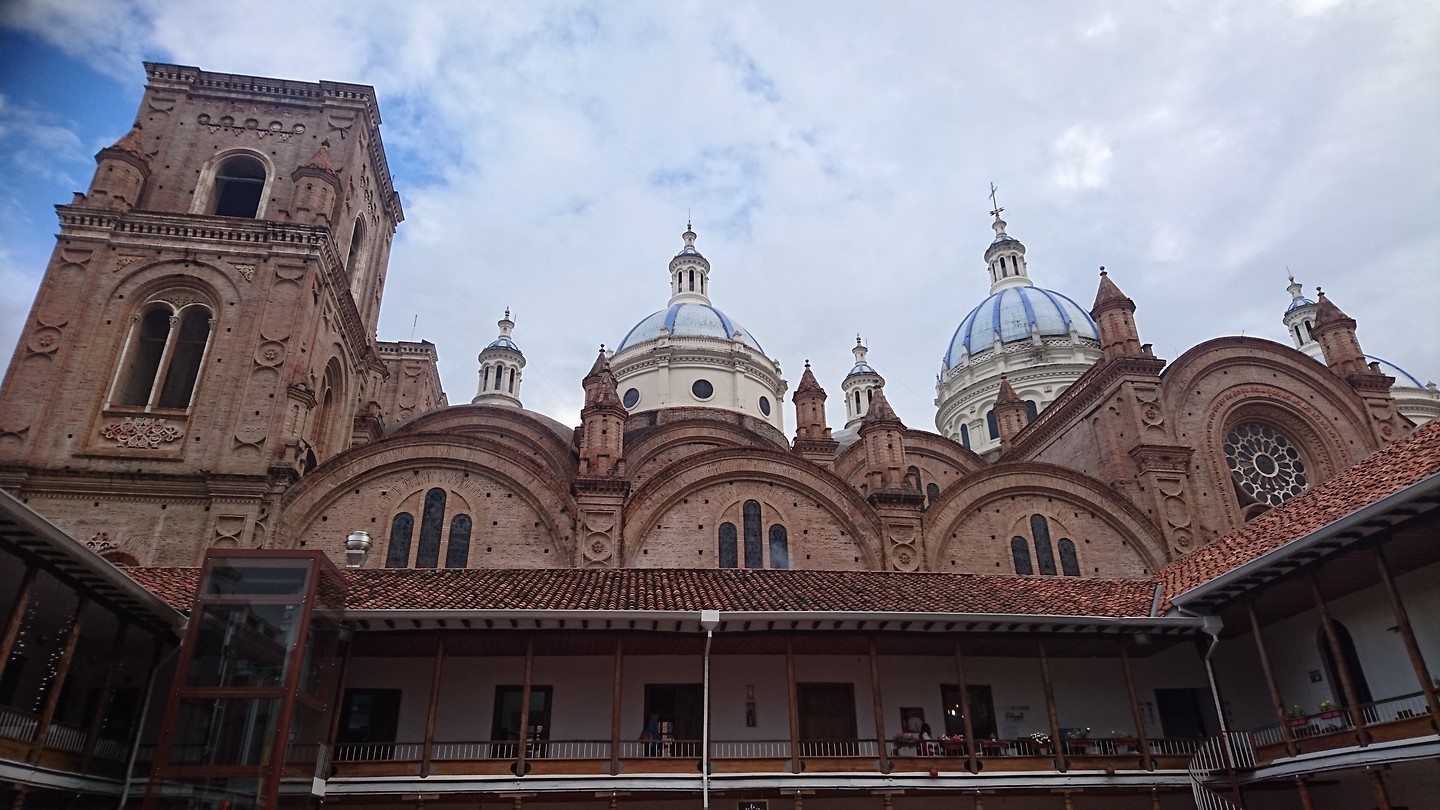 De Nieuwe Kathedraal op het grote plein “Parque Calderón” - Cuenca.