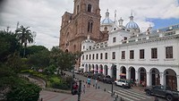 De Nieuwe Kathedraal op het grote plein “Parque Calderón” - Cuenca.