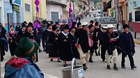 Processie op weg naar de kerk in Saraguro op As woensdag.
