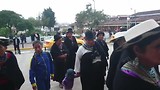 De processie op weg naar de kerk in Saraguro.