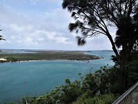 Zicht vanaf een view point terug op Lakes Entrance.