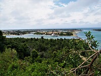 Zicht vanaf een view point terug op Lakes Entrance.