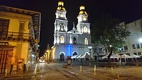 De Nieuwe Kathedraal s'avonds op het grote plein “Parque Calderón” - Cuenca.