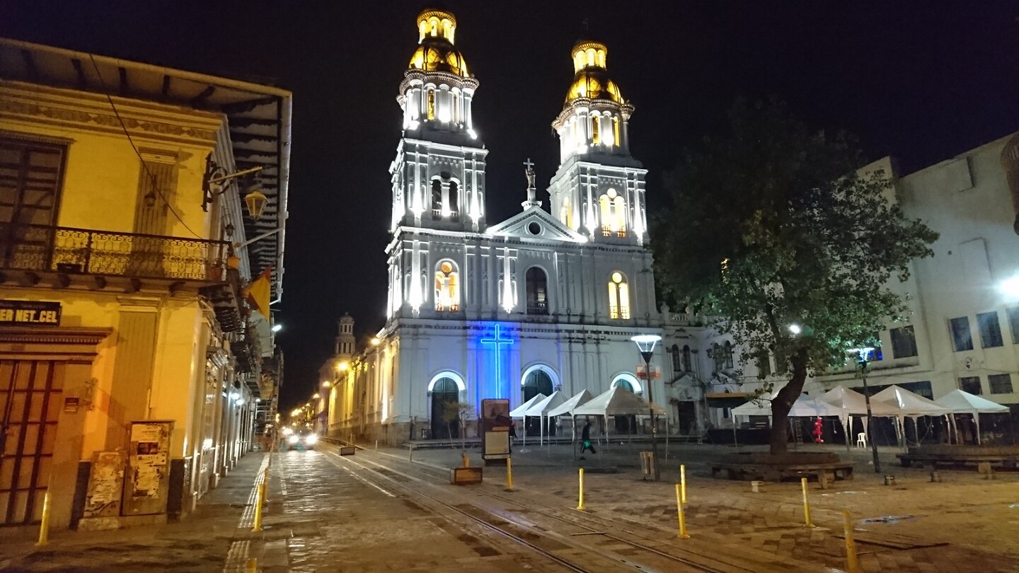 De Nieuwe Kathedraal s'avonds op het grote plein “Parque Calderón” - Cuenca.