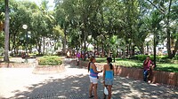 De Plaza in Neiva vol met bomen en perken.