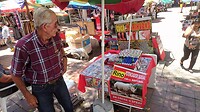 Op het plein voor de kerk zijn kleine stalletjes met o.a. neushoornzalf in de verkoop.