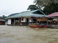 Aankomst per boot bij Kuala Tahan in Taman Negara NP.