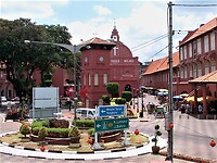 Dutch square ( ook wel het rode plein genoemd.) met het Stadthuys rechts en de Ned. Hervormde Kerk.