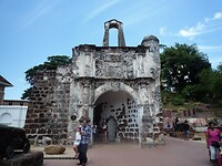 De toegangspoort van het "Famosa fort" met de naam "Porto de Santiago".