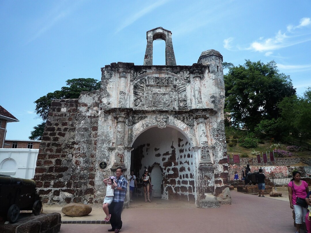 De toegangspoort van het "Famosa fort" met de naam "Porto de Santiago".