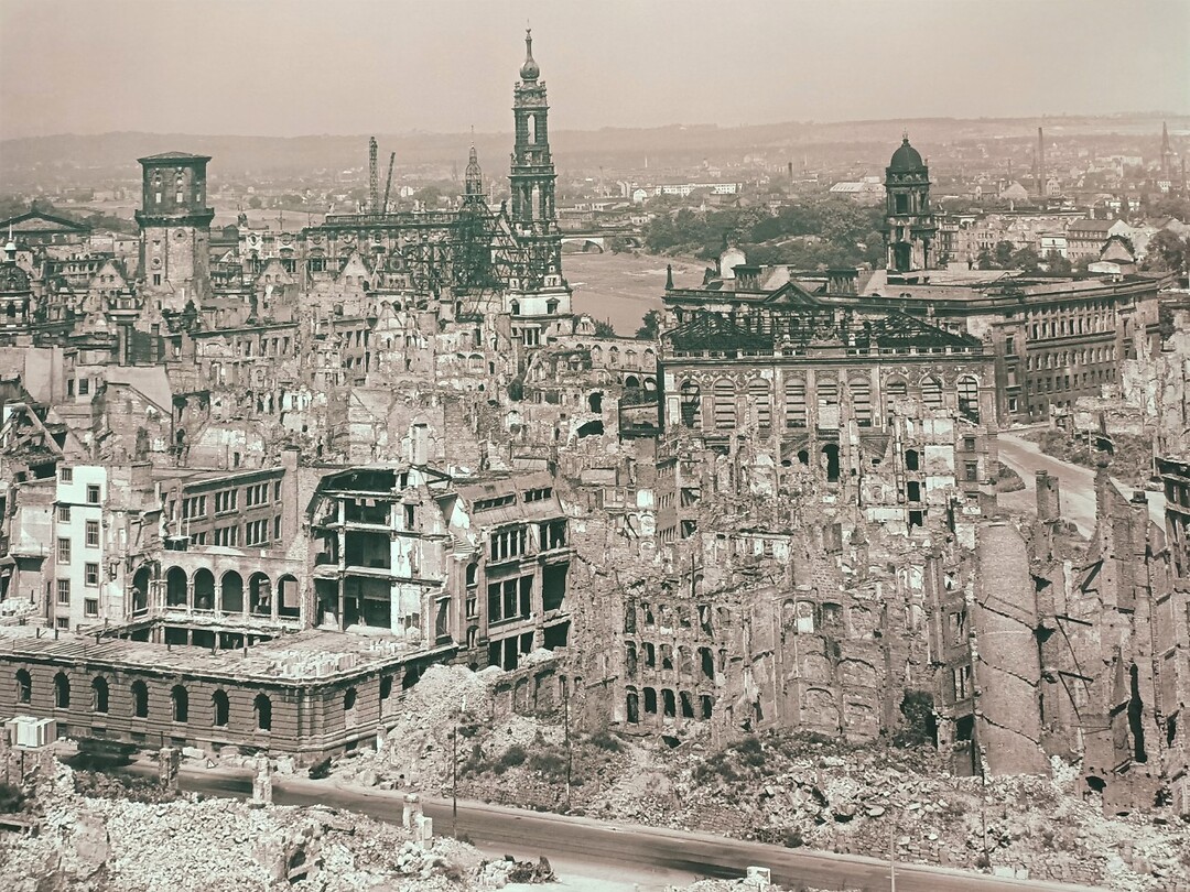 Opname van Het historische centrum van Dresden in 1945 na de bombardementen.
