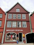 Een van de overgebleven Hanze pakhuizen Bryggen. (een vest minder...)