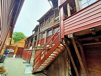 De oude pakhuizen zijn gerestaureerde na de brand in de oude Hanze stijl.