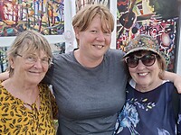 Saskia samen met Judith en Estelle in het Art markt stalletje van Michelle Reid