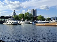 Waterfront met op de achtergrond City Hall