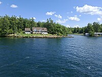 Zicht op een eiland tijdens de boottocht op Saint Lawrence rivier vanuit Gananoque