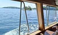 Zicht op een eiland tijdens de boottocht op Saint Lawrence rivier vanuit Gananoque