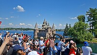 Zicht island "Heart" met het Boldt Castle tijdens de boottocht op Saint Lawrence rivier