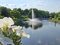 Downtown Gananoque met het aangelegde stadspark aan de rand van de Gananoque rivier