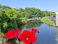 Downtown Gananoque met het aangelegde stadspark aan de rand van de Gananoque rivier