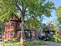 Een restaurant in een authentiek pand net buiten de haven in Gananoque