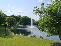 Downtown Gananoque met het aangelegde stadspark aan de rand van de Gananoque rivier