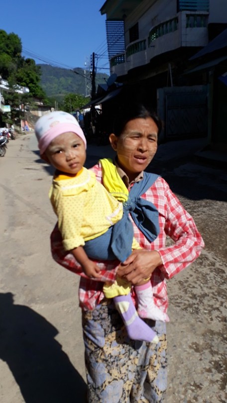 In Myanmar, snap niet goed waarom ze spul op hun gezicht hebben