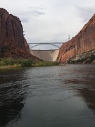 De Glen Canyon Dam vanuit de Canyon