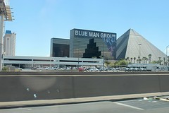 Onderweg naar Zion Park: Effe zwaaien naar ons hotel in Las Vegas!