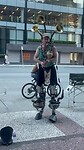 De straatmuzikant krijgt ook een tip 👍