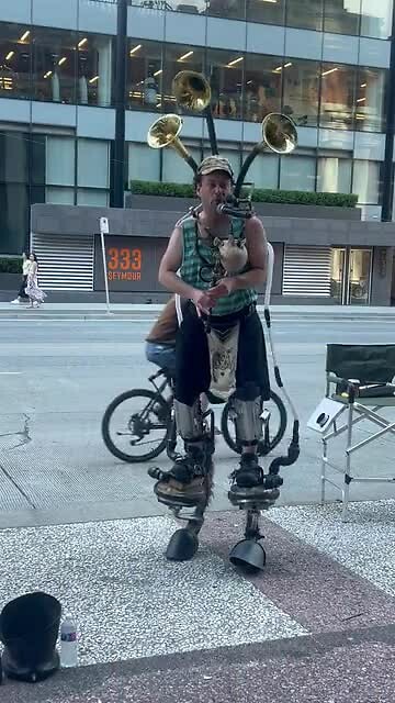 De straatmuzikant krijgt ook een tip 👍