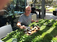 Ook kunst - oesters in het museumrestaurant (let op de tafel)