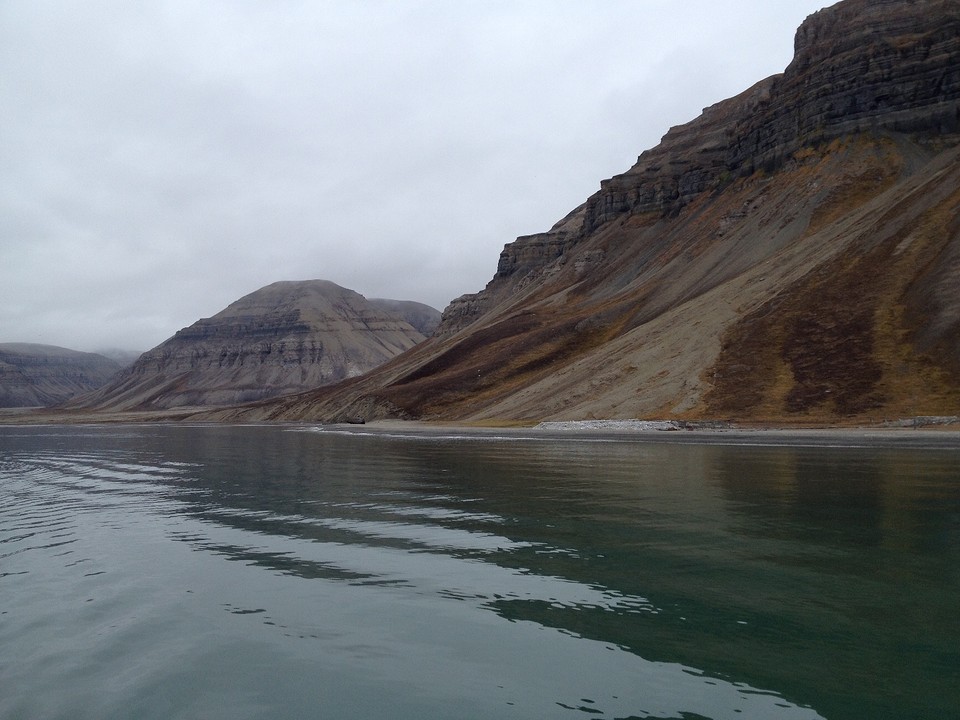 De fjord in naar Pyramiden