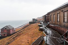 Vervallen huisjes in Barentsburg