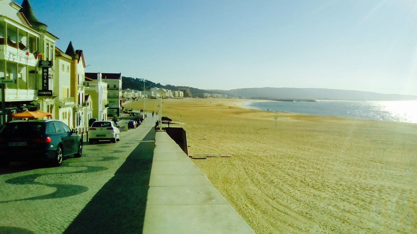 Nazaré beach opgekuisd na New Year's Party