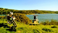 Motocross aan een meer