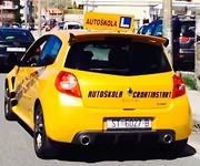 Sportauto van de Kroatische rijschool
