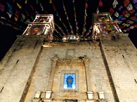 Kathedraal San Gervasio met zijn kleurrijke vlaggen boven de ingang