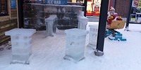 Tafels, stoelen, alles in ijs