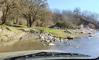 Offroad weg leidt ons door rivier