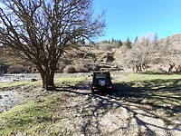 Offroadweg leidt ons door een rivier