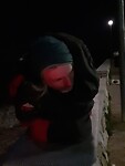 Laurens in slaapzak opgekruld als rupsje
