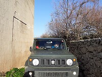 Jimny gesandwicht tussen muren