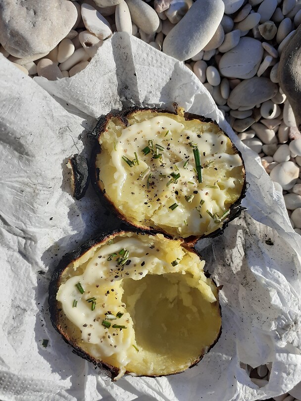 Gepofte aardappel met mayonaise, rozemarijn, peperen zout