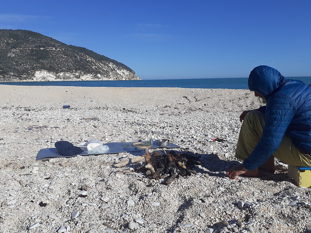 Patatjes op kampvuur op een ideaal strand
